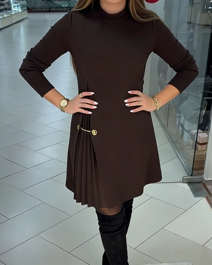 Elegante Vestido de Manga Larga con Paneles Plisados