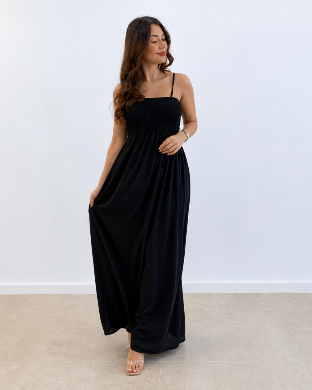 Vestido Largo Fluido con Cuerpo Fruncido