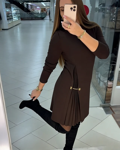 Elegante Vestido de Manga Larga con Paneles Plisados