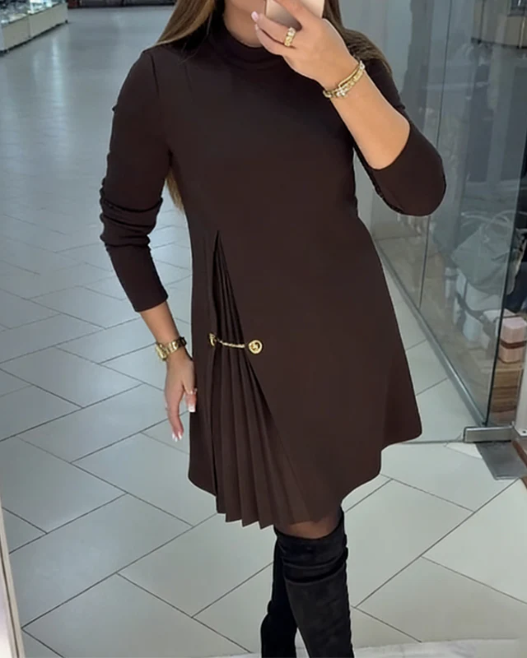 Elegante Vestido de Manga Larga con Paneles Plisados