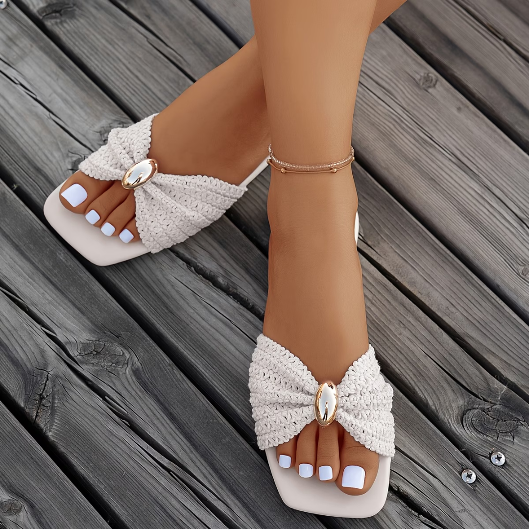 Sandalias Planas con Lazo Texturizado y Detalle Metálico