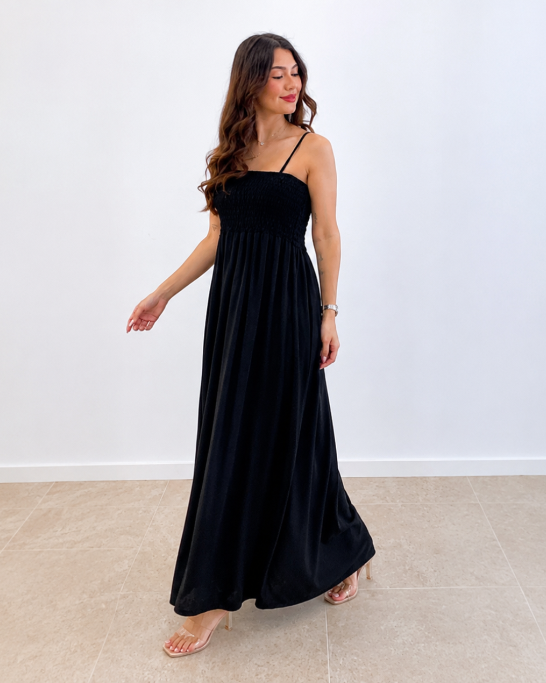 Vestido Largo Fluido con Cuerpo Fruncido