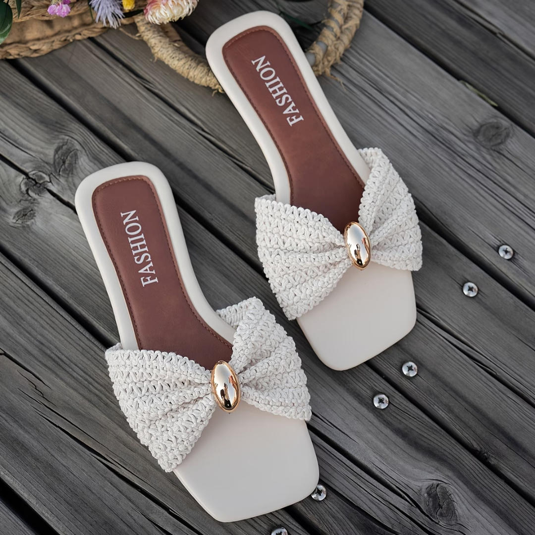 Sandalias Planas con Lazo Texturizado y Detalle Metálico