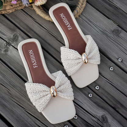 Sandalias Planas con Lazo Texturizado y Detalle Metálico
