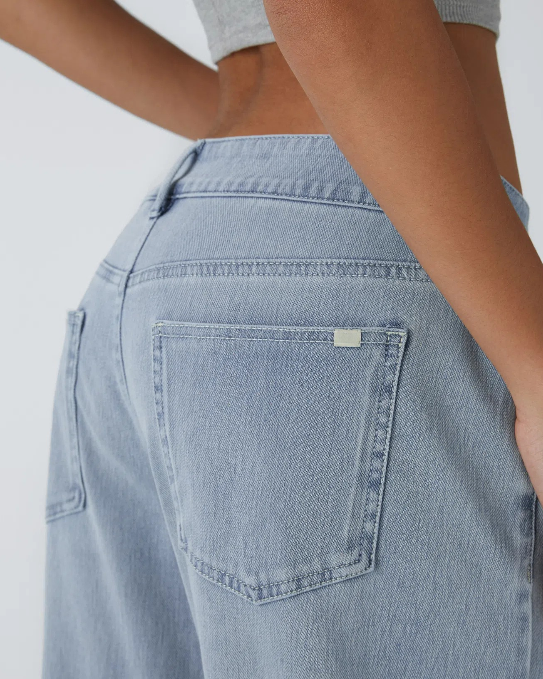 Pantalon básico de corte bajo