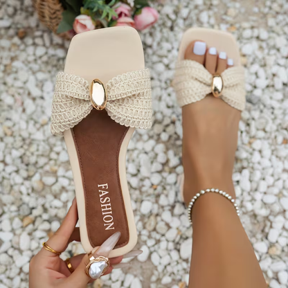 Sandalias Planas con Lazo Texturizado y Detalle Metálico