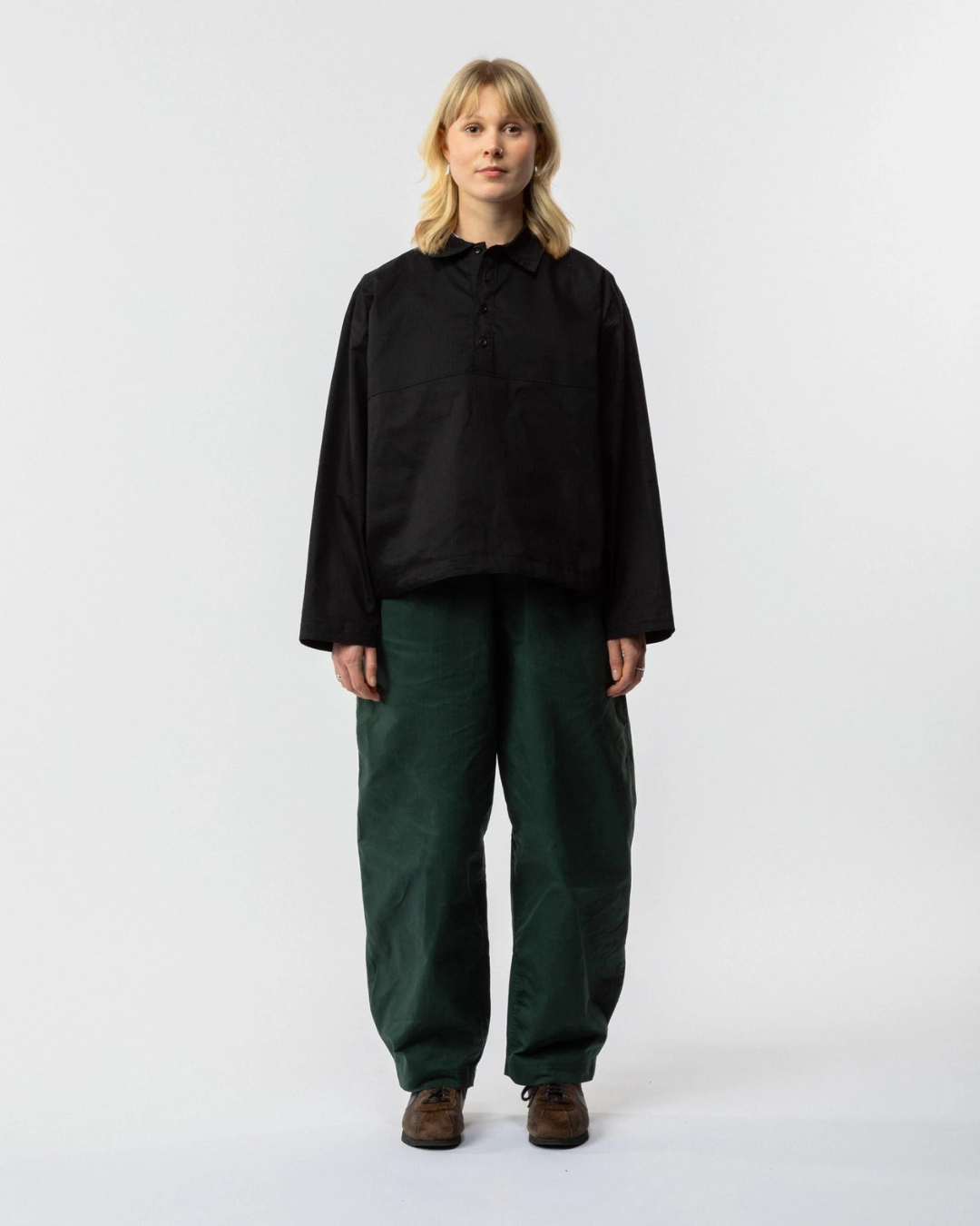 Pantalón Unisex de Corte Relajado Estilo Urbano y Funcionalidad Sostenible